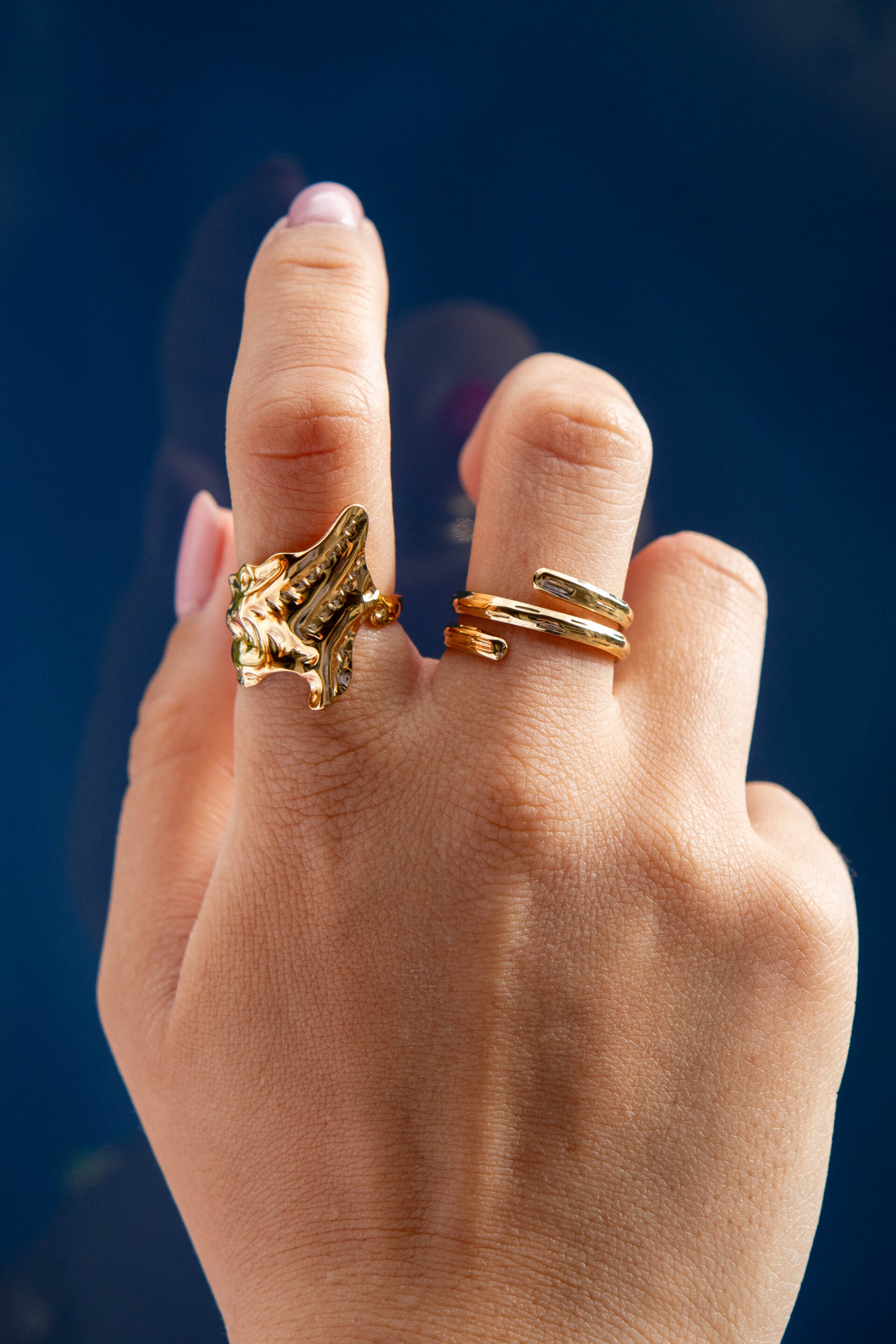 Twisting ring gold (rechts)