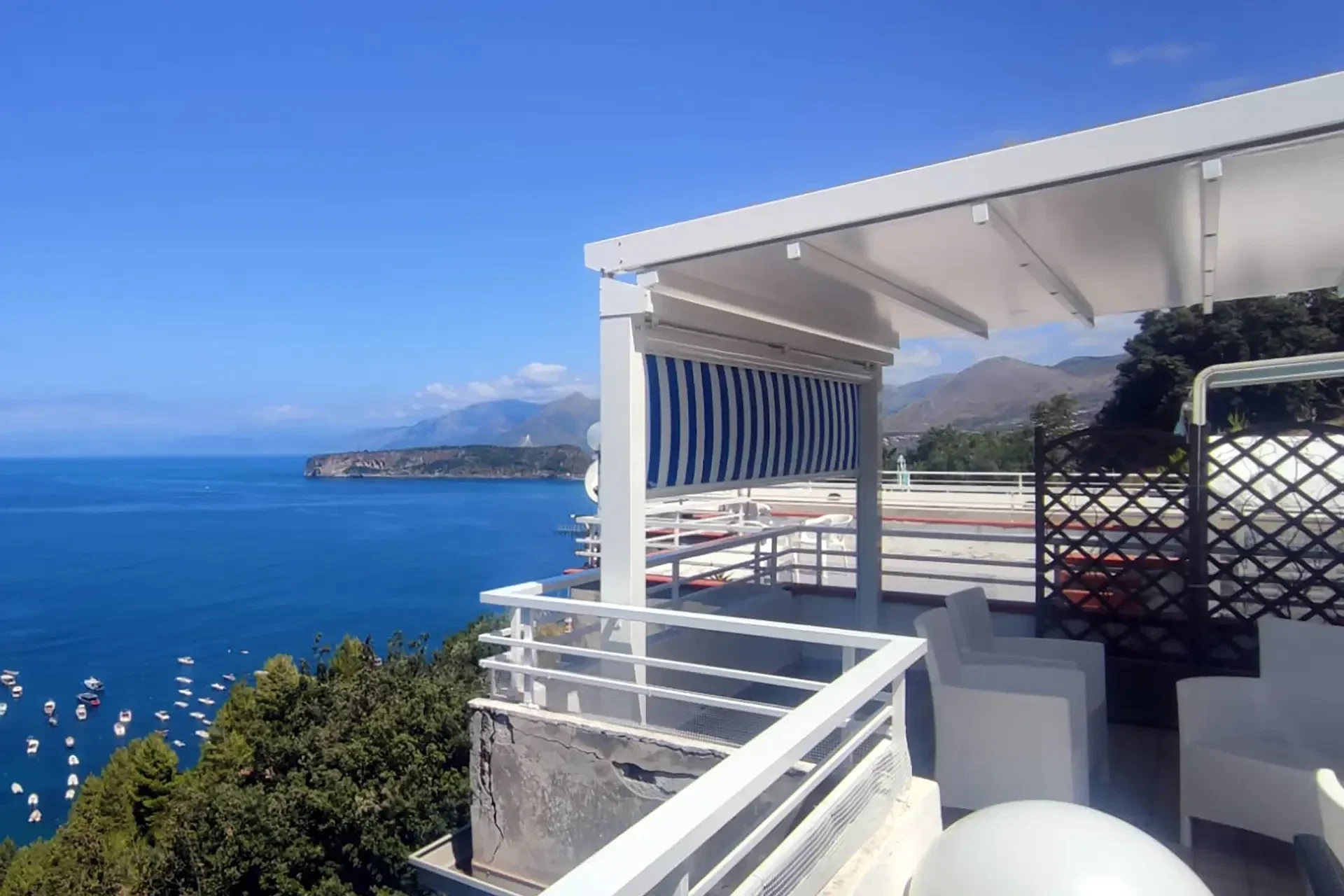 alt="Struttura per esterni con illuminazione LED integrata e tenda a caduta"