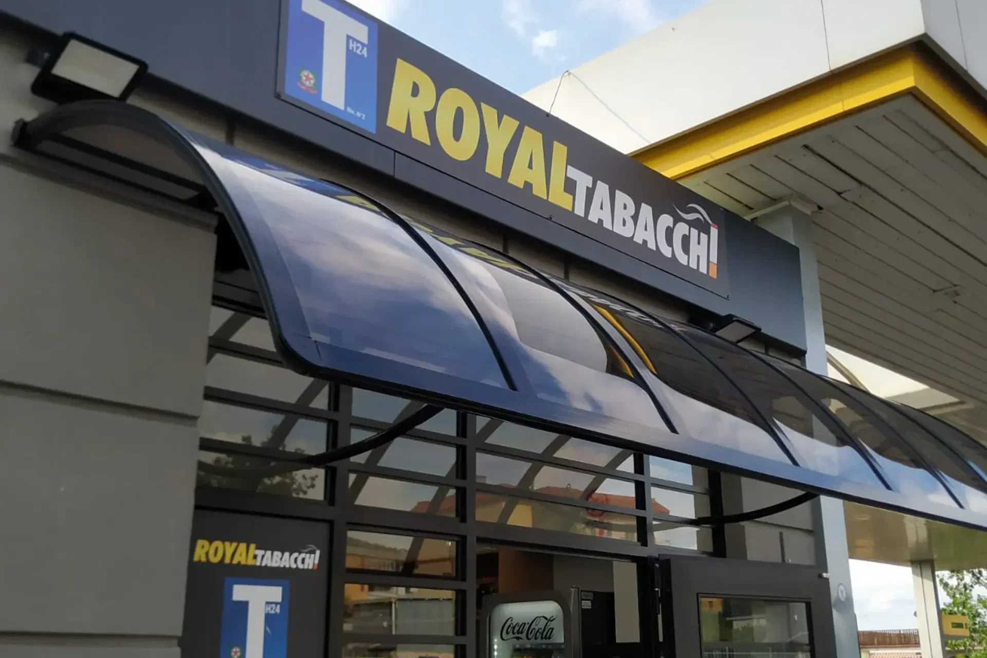 alt="Pergola in ferro zincato con tenda a cappottina installata in centro storico di Cosenza"