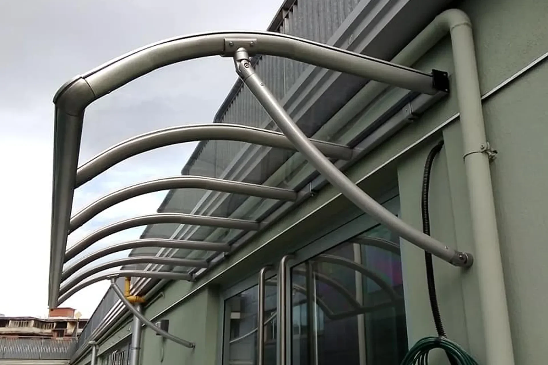 alt="Struttura autoportante con tende antivento per attività commerciale a Cosenza"