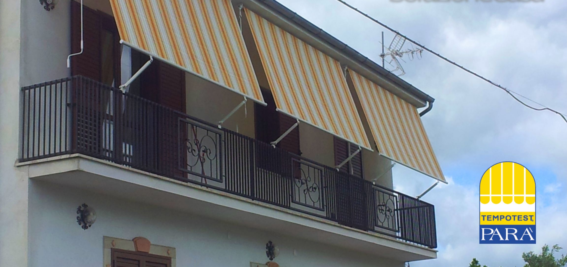 alt="Tenda da sole a bracci installata su balcone a Cosenza"