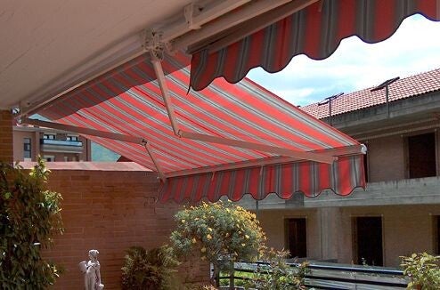 alt="Tenda a bracci su balcone di appartamento a Cosenza"