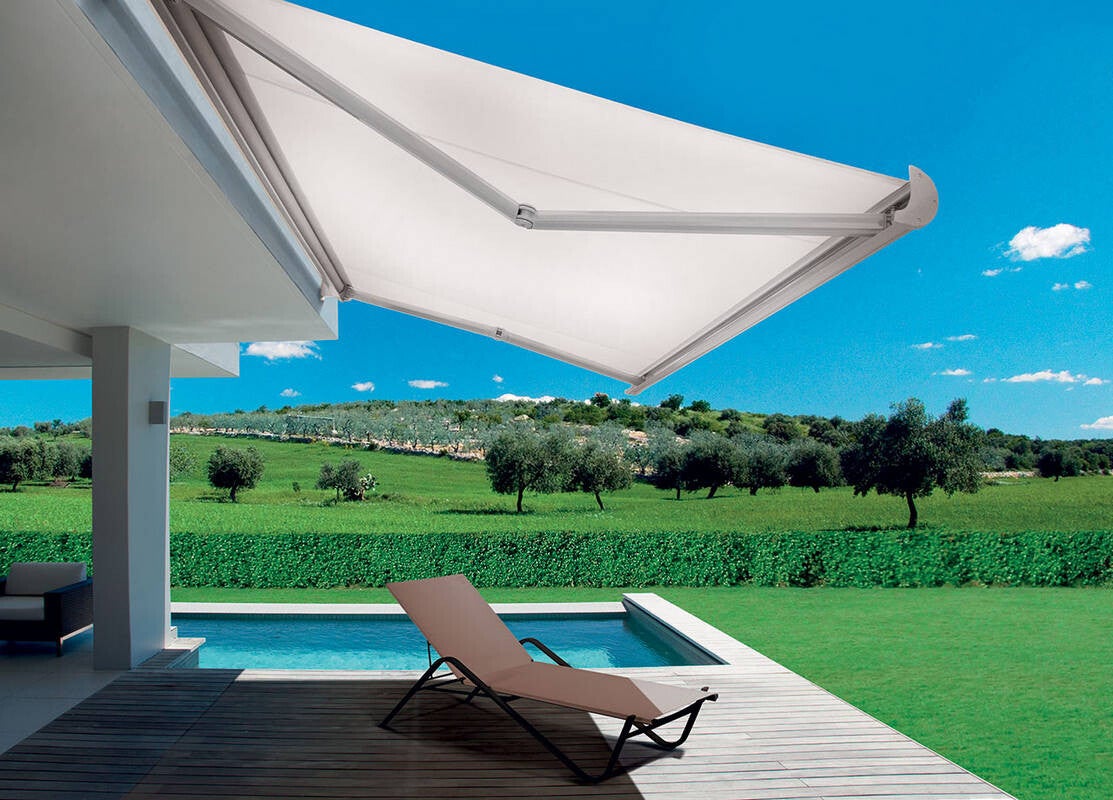 alt="Tenda da sole a bracci estensibili installata su terrazzo moderno"