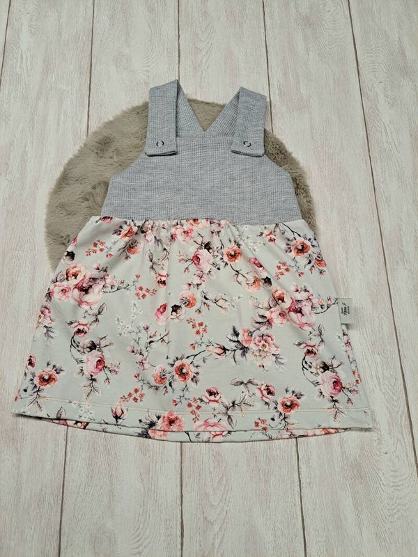 Latzkleid grau mit Blumen Gr. 86