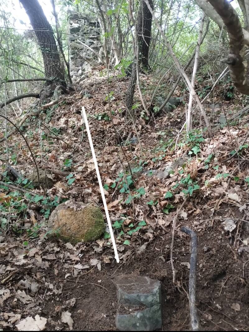 Allineamento tra muro medievale diruto e pietre in situ nel sistema pievano Vallocchi dell'Alfina 