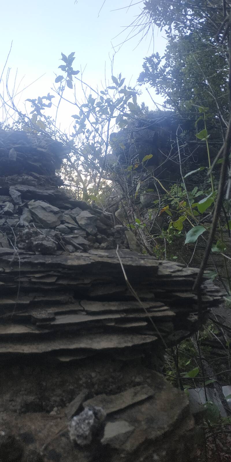 ANTICHE ROVINE SUL LAGO DI CORBARA. COSTRUZIONE DIRUTA LUNGOLAGO