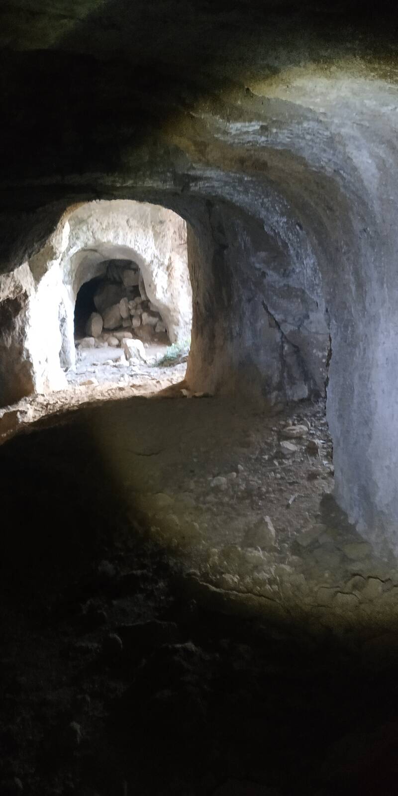 CAVA SOTTERRANEA CON NICCHIE. SITO WEB "IL CIGLIO DI SCAVO-Dallo Strato Zero in Poi" A CURA DI ILARIA PETTINELLI