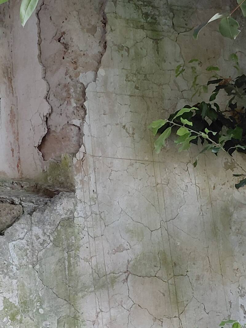 Antica Chiesa di San Michele in Teverina in rovina con solchi geometrici preparatori verticali e orizzontali, Tuscia