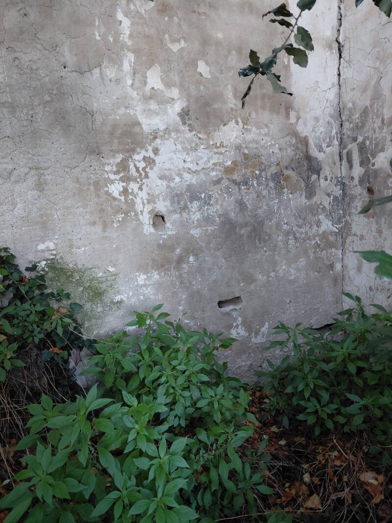 Spigolo del basamento con crepa verticale foro quadrato e tasca orizzontale del complesso murario in rovina dell'antico Castel d Piero