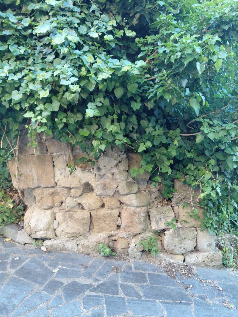 Muratura con conci di tufo senza intonaco, Chiesa diruta presso San Michele in Teverina, Castel di Piero