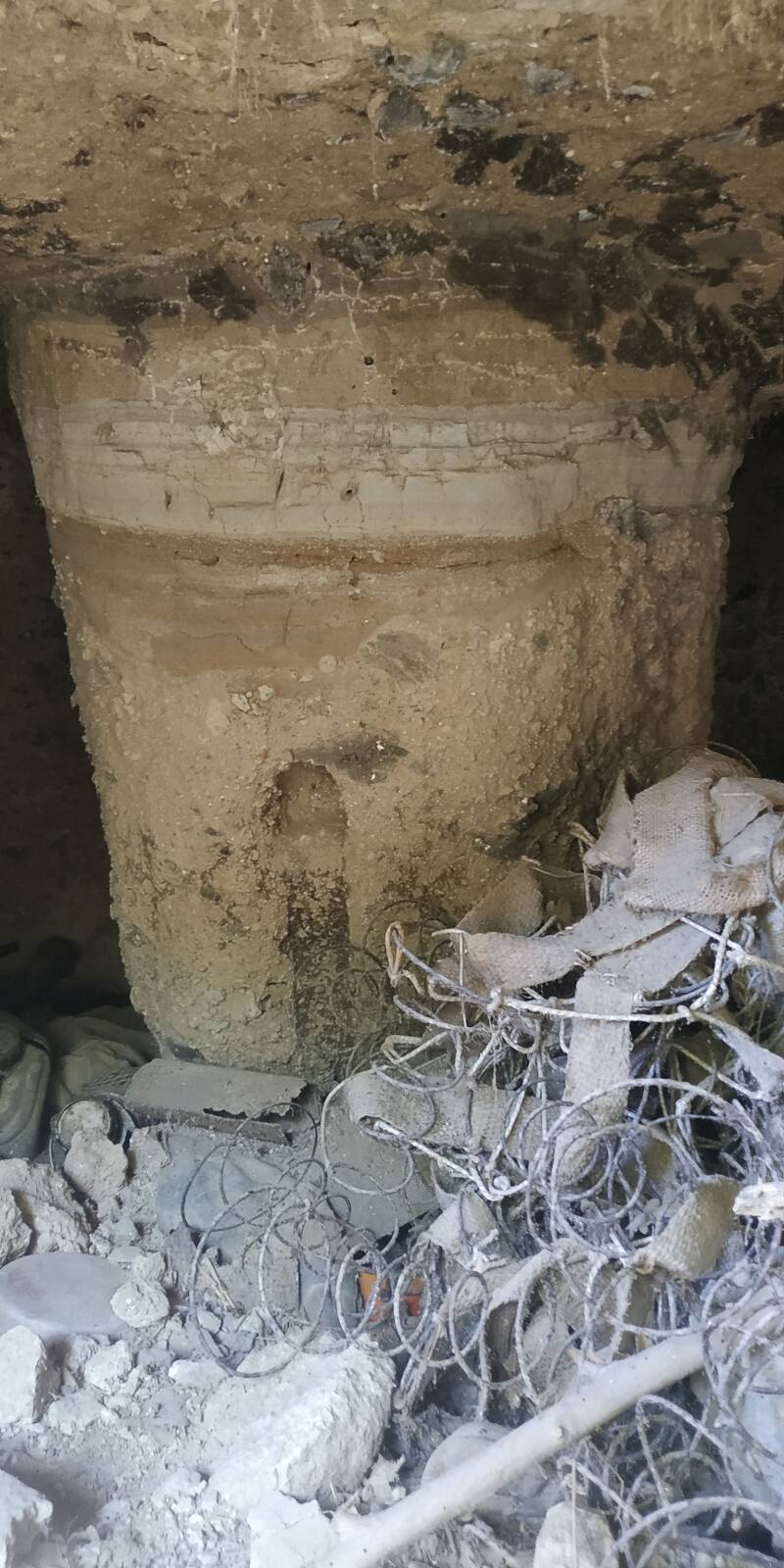 GROTTE CON NICCHIE: GROTTA CON DUE NICCHIE E PILASTRO AL CENTRO. PRIMO PIANO DEL FRONTE DEL PILASTRO. SITO WEB IL CIGLIO DI SCAVO-Dallo Strato Zero in Poi A CURA DI ILARIA PETTINELLI 