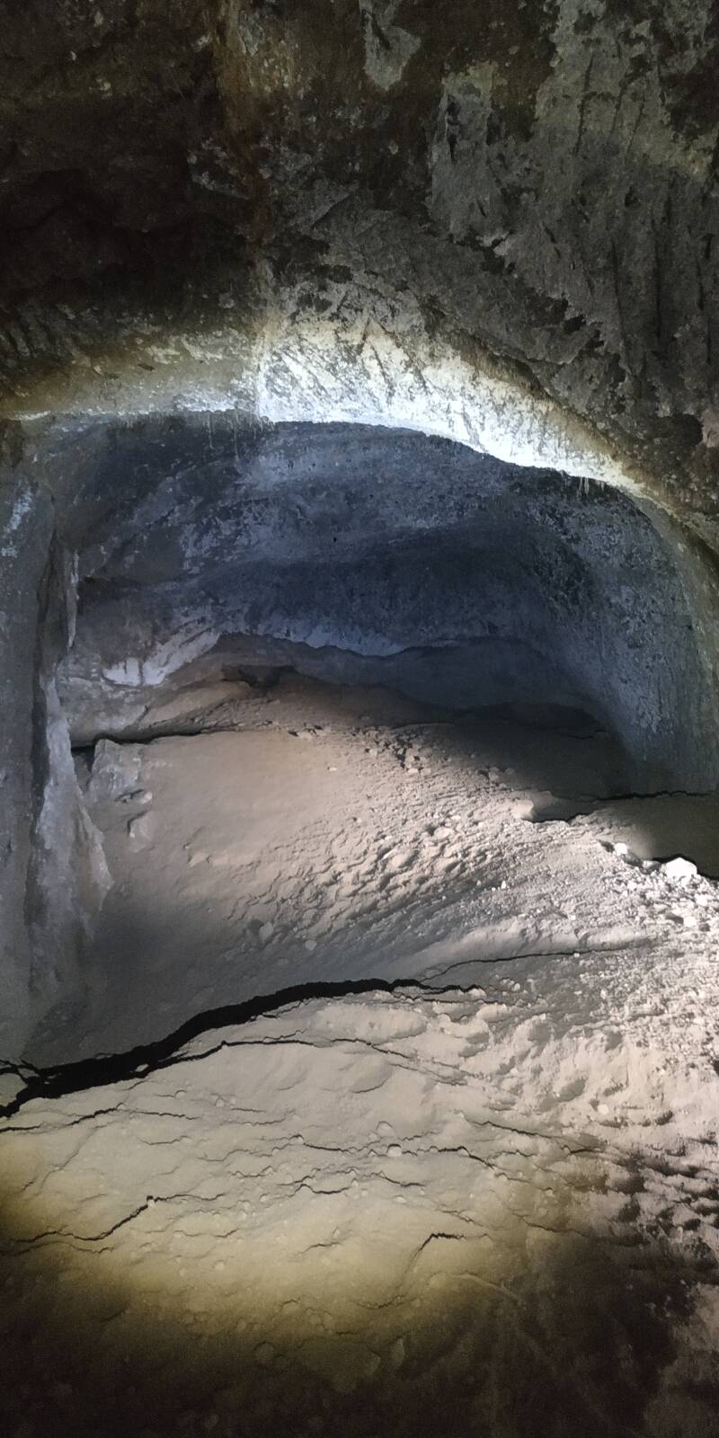 GROTTA CON NICCHIE- CAVA. SITO WEB "IL CIGLIO DI SCAVO-Dallo Strato Zero in Poi" A CURA DI ILARIA PETTINELLI