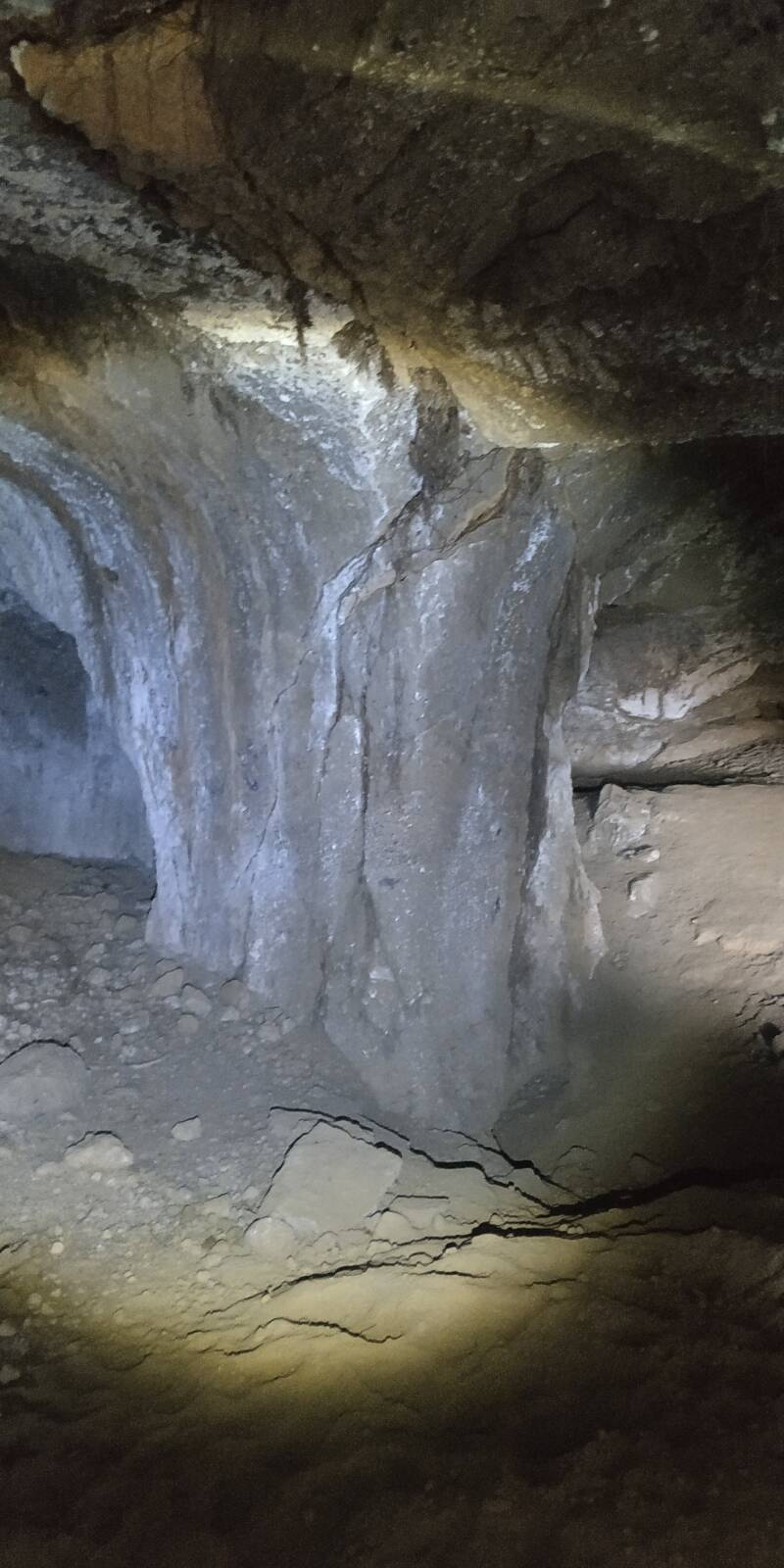 GROTTA CON NICCHIE-CAVA. SITO WEB "IL CIGLIO DI SCAVO-Dallo Strato Zero in Poi" A CURA DI ILARIA PETTINELLI