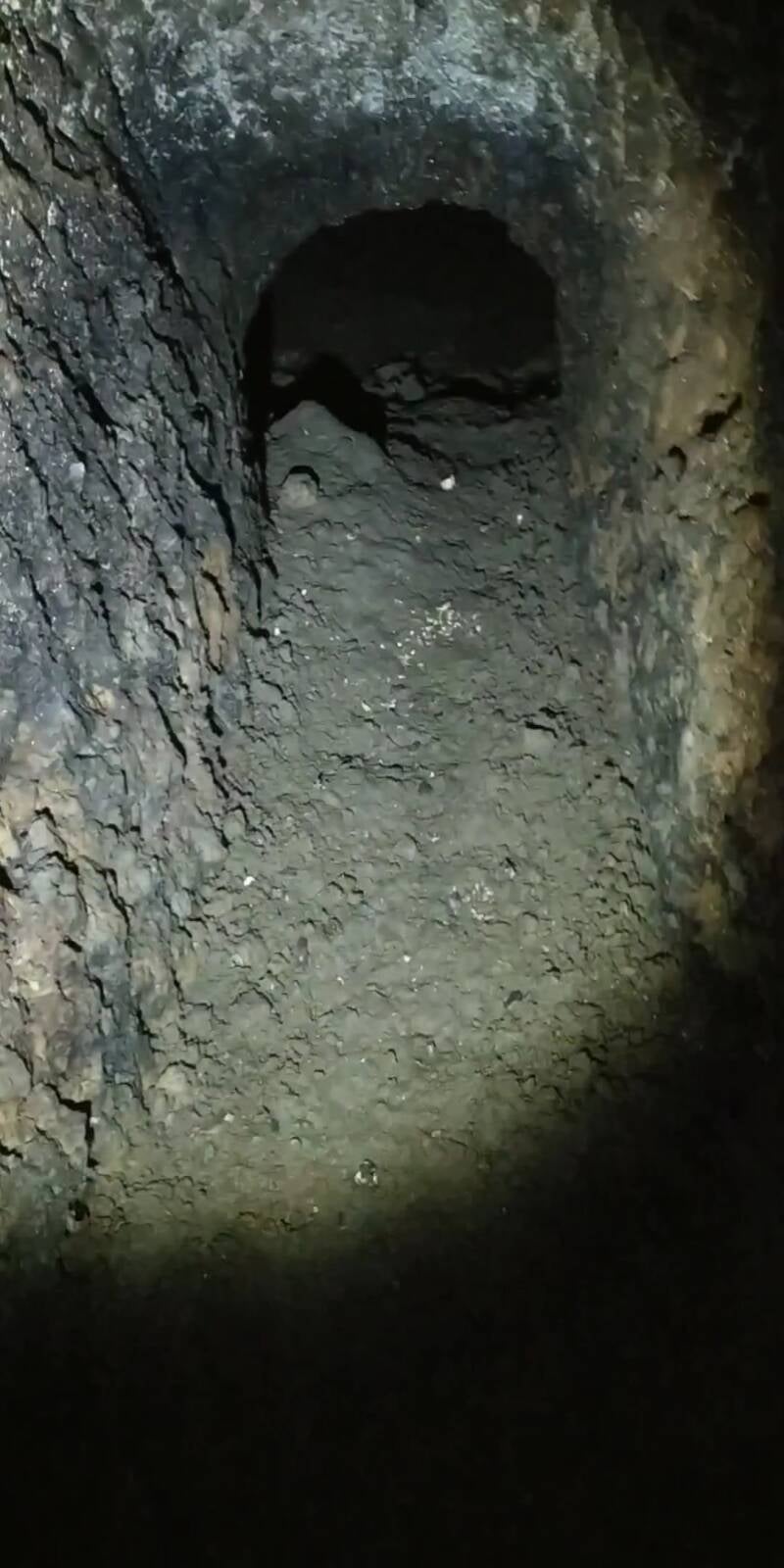GROTTA CON FANGO SEMI ALLAGATA. INGEGNERIA IDRAULICA- BASSA CONDOTTA IDRICA CON ACQUA ALL'INTERNO