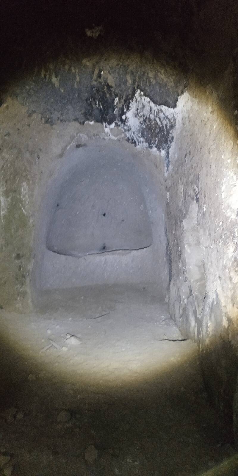 CATACOMBA CON NICCHIE AD ARCOSOLIO. SITO WEB "IL CIGLIO DI SCAVO-Dallo Strato Zero in Poi" A CURA DI ILARIA PETTINELLI