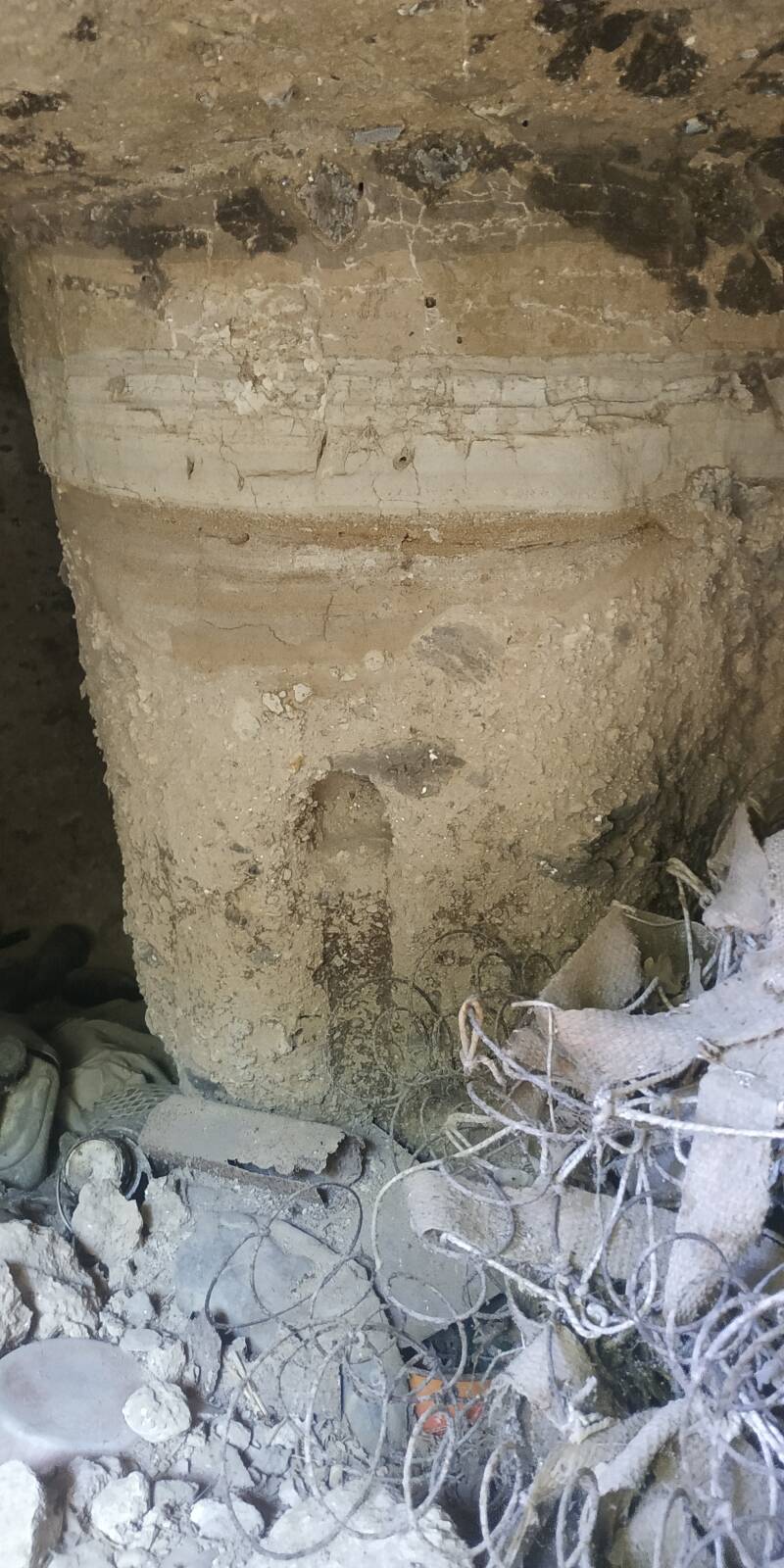 GROTTA CON DUE NICCHIE E PILASTRO AL CENTRO: PILASTRO IN PRIMO PIANO. SITO WEB IL CIGLIO DI SCAVO- Dallo Strato Zero in Poi A CURA DI ILARIA PETTINELLI