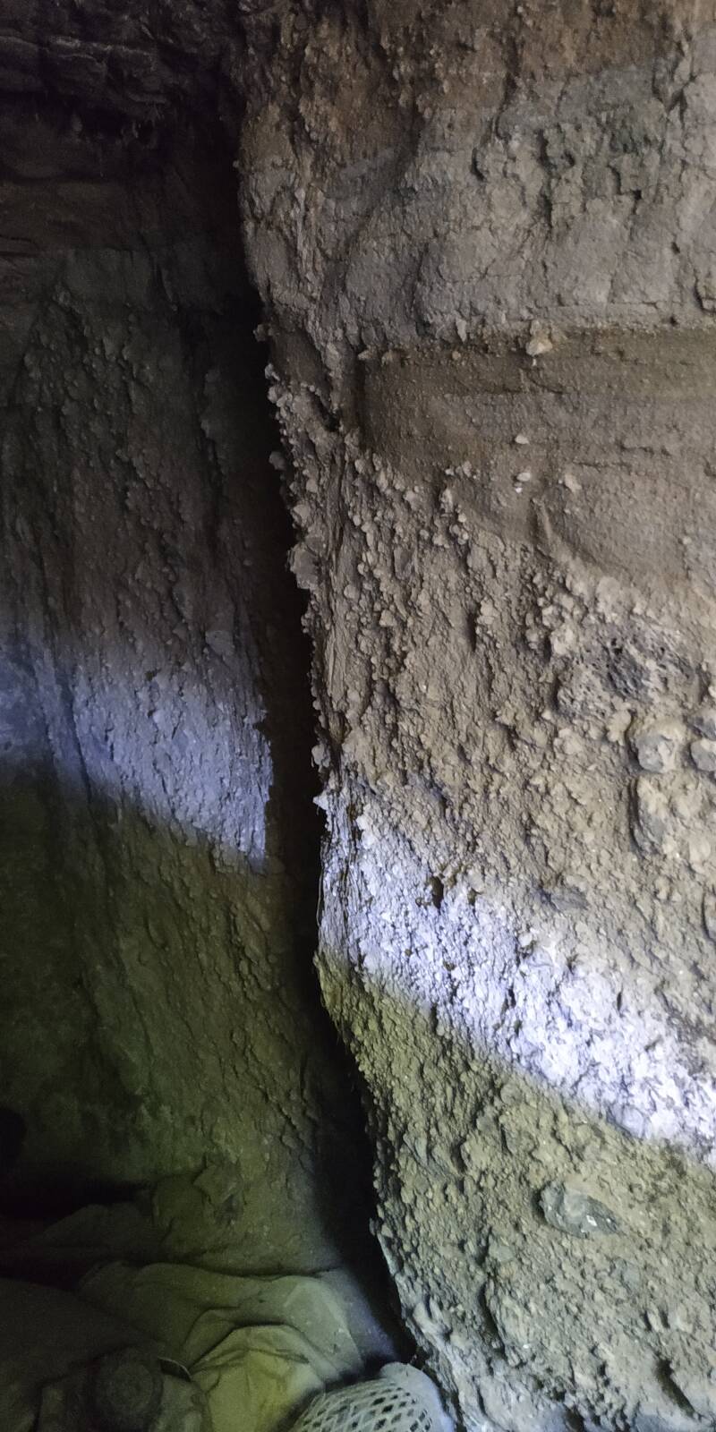GROTTE CON NICCHIE E PILASTRO CENTRALE: DETTAGLIO DEL MURO DIVISORIO CON PILASTRO- STRIATURE DELLA ROCCIA IN DETTAGLIO