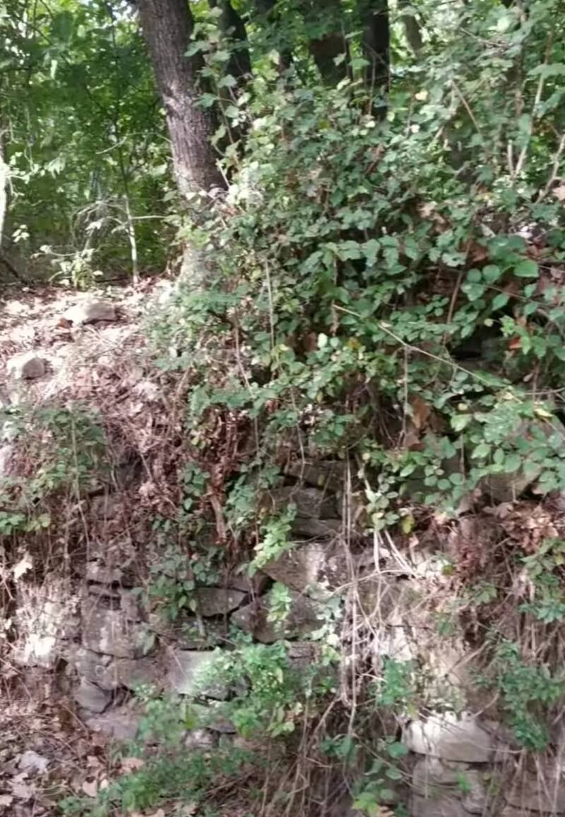 Tratto dibasamento della torretta medievale a Benano
