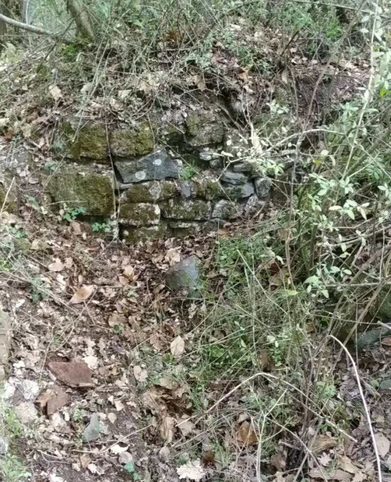 Muro perimetrale a sacco con tufo e pietra locale e profilo di fondazione in evidenza all'interno delle chiese medievali distrutte sull'Alfina