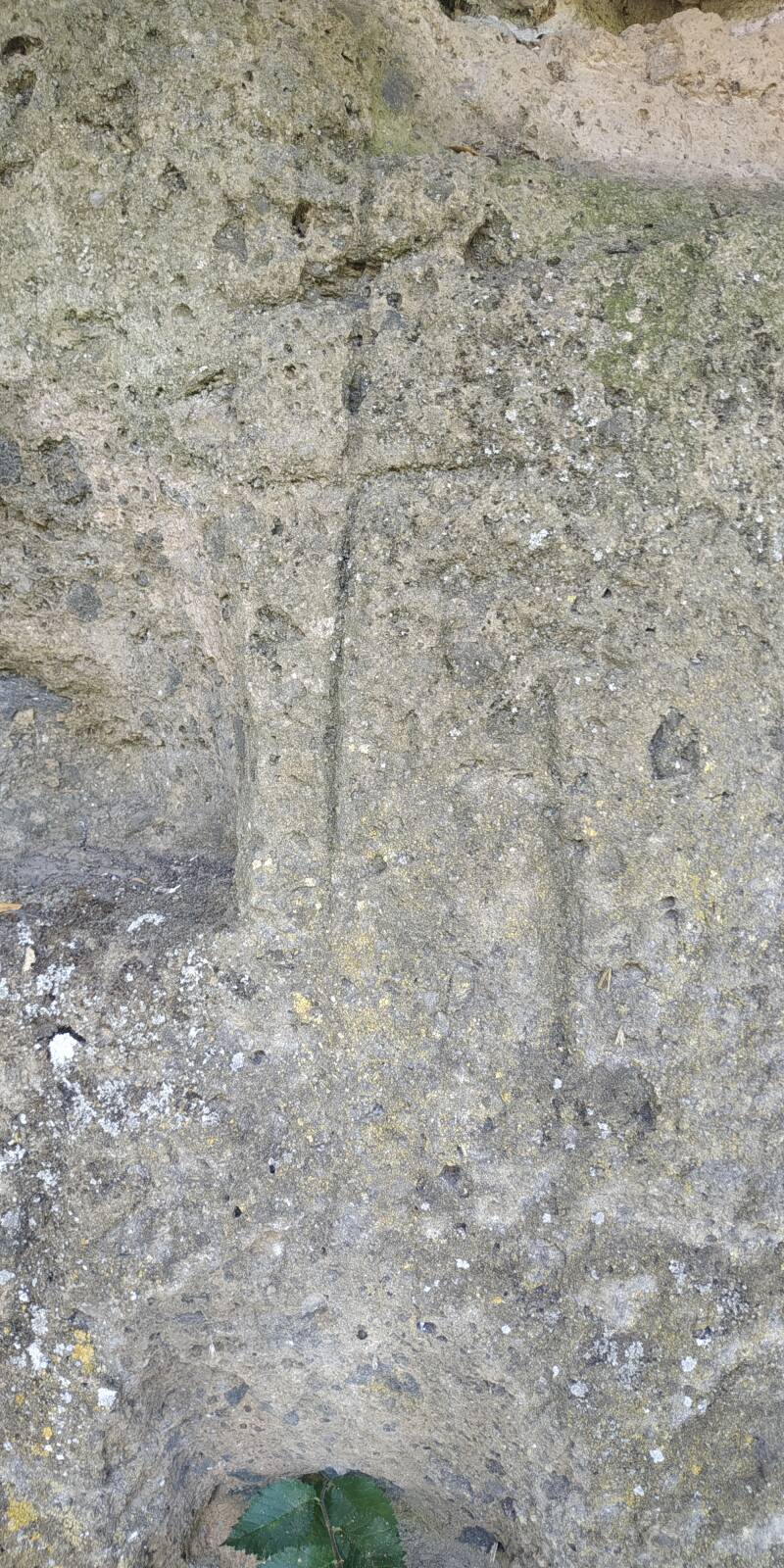 IPOGEI DI LOIANO PUTRIDARIUM ESTERNO DELLE TOMBE CON NICCHIE A SEPOLTURA  A COLATOIO. CROCI SULLA ROCCIA