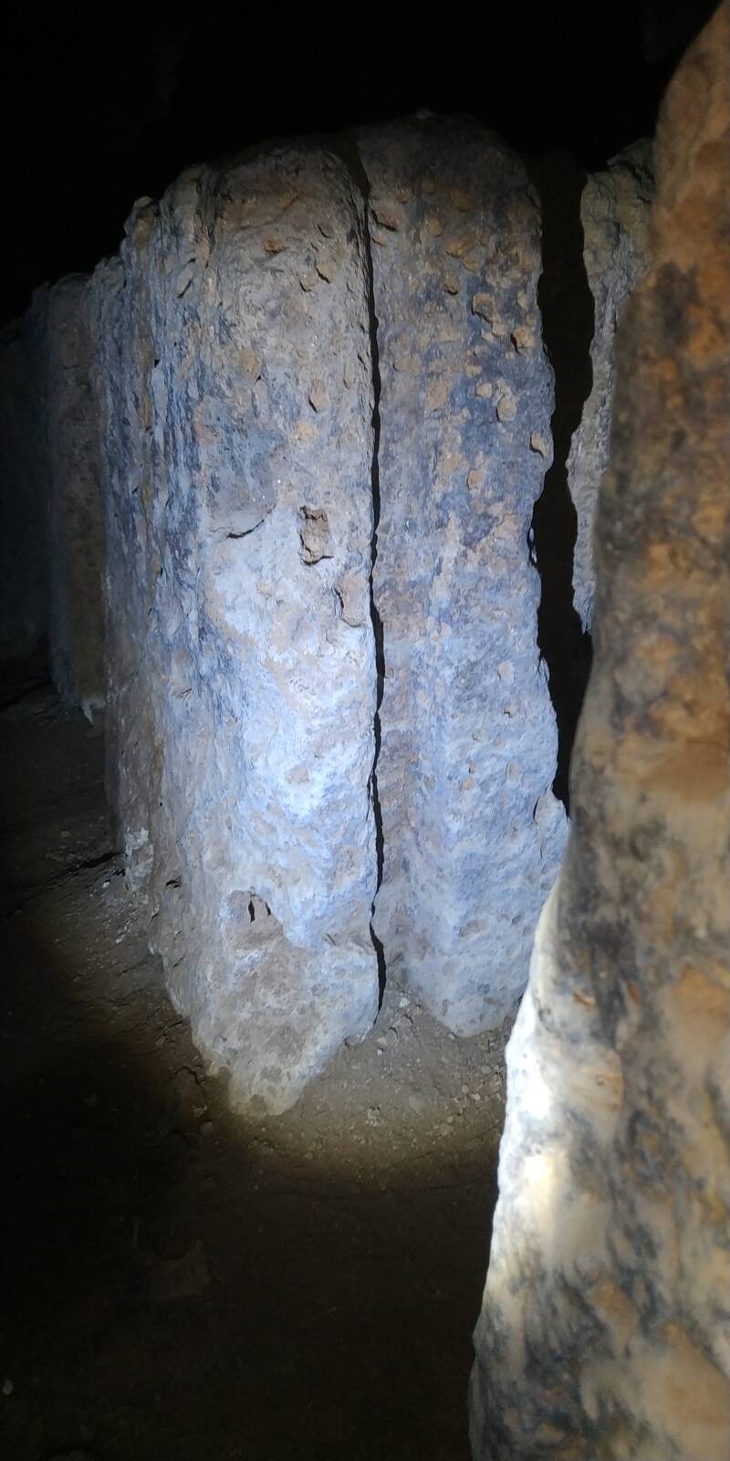 IPOGEI DI LOIANO NICCHIE PER PUTRIDARIUM CON SOLCO LONGITUDINALE PER LA CHIUSURA DELLA NICCHIA IN PRIMO PIANO