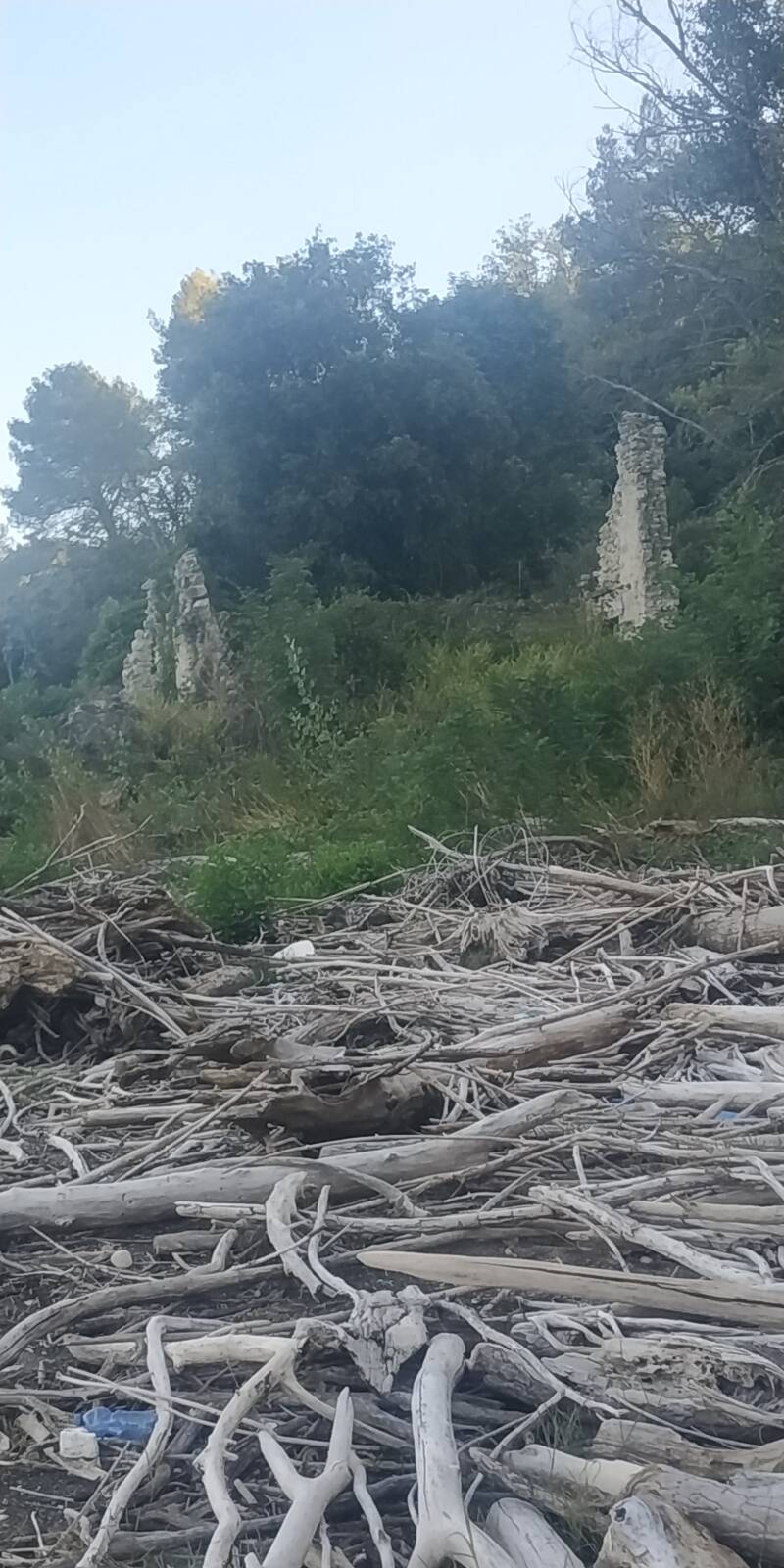 LAGO DI CORBARA ANTICA COSTRUZIONE CROLLATA. VEDUTA DELLE DUE TORRETTE DA LONTANO