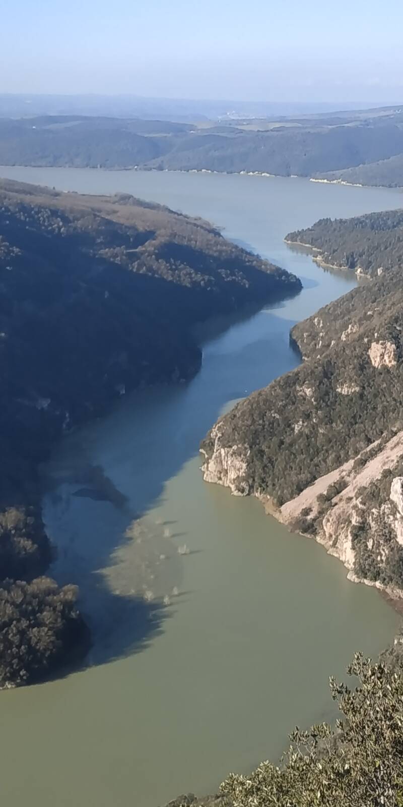 LA ROCCACCIA DI TITTIGNANO. FIUME TEVERE  CHE ENTRA NEL LAGO ARTIFICIALE DI CORBARA. 