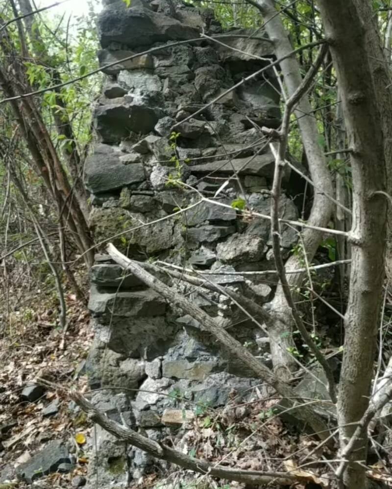 Brandello di muro medievale con tecnica sacco presso Alfina