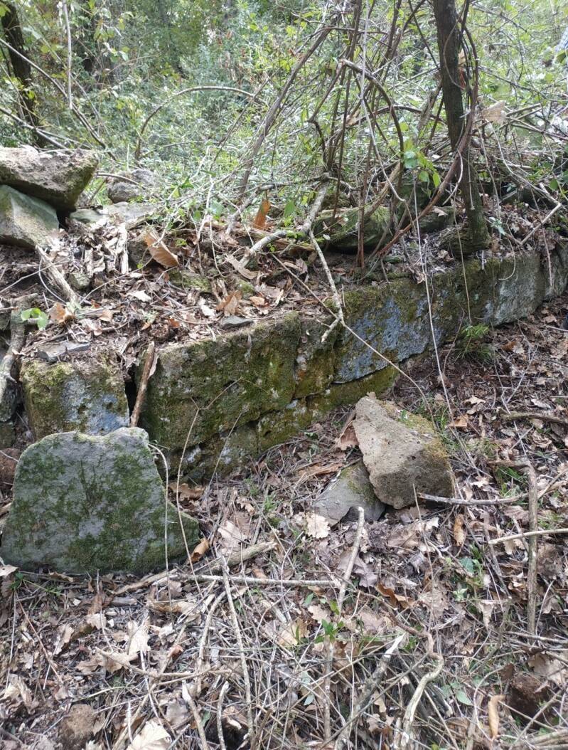 Pievi Vallocchi presso Altopiano dell'Alfina con evidenza di muro di costruzione medievale in tufo 