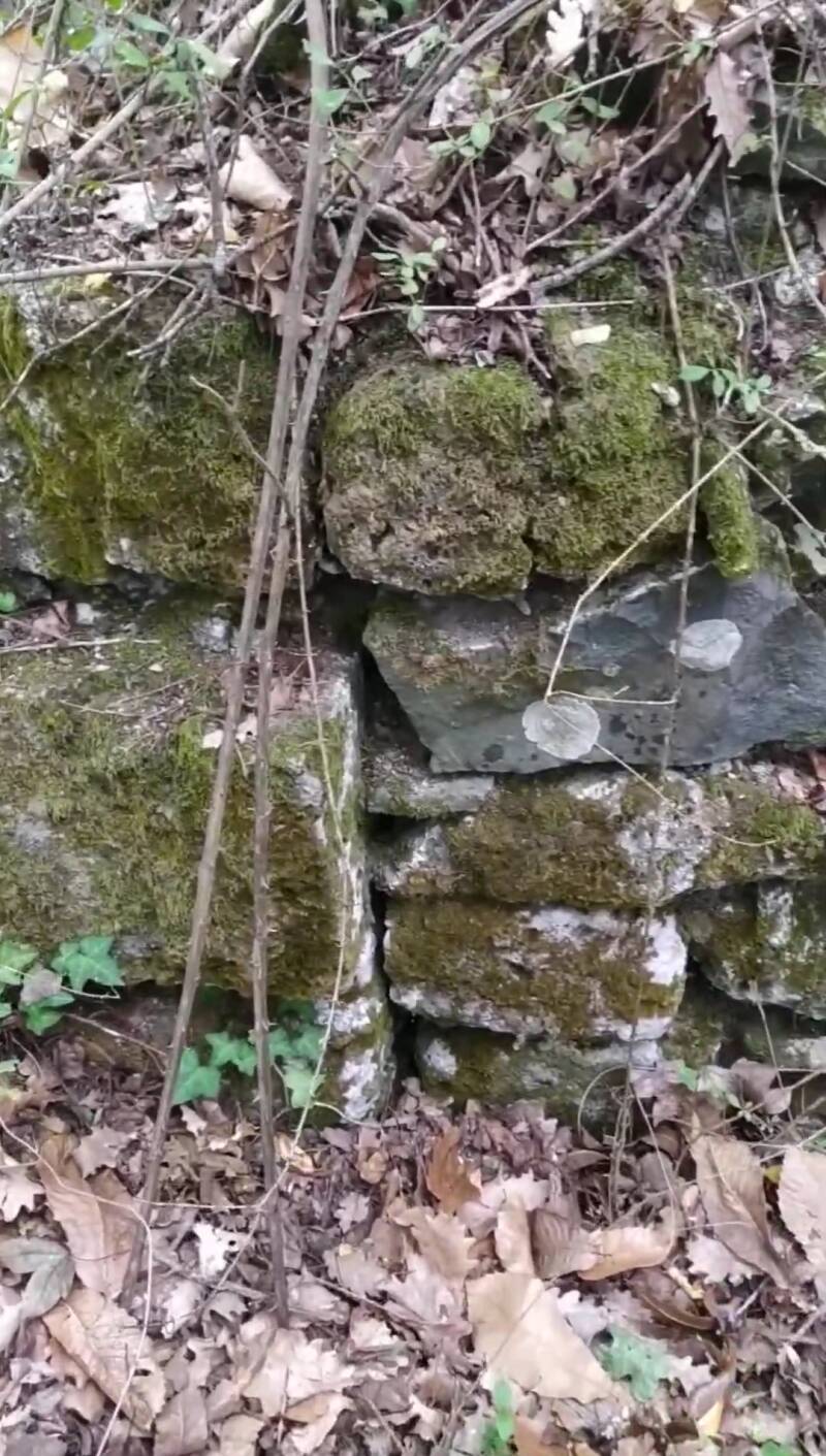 Dettaglio di muratura a sacco con  conci di tufo e nucleo in pietre e malta distaccata