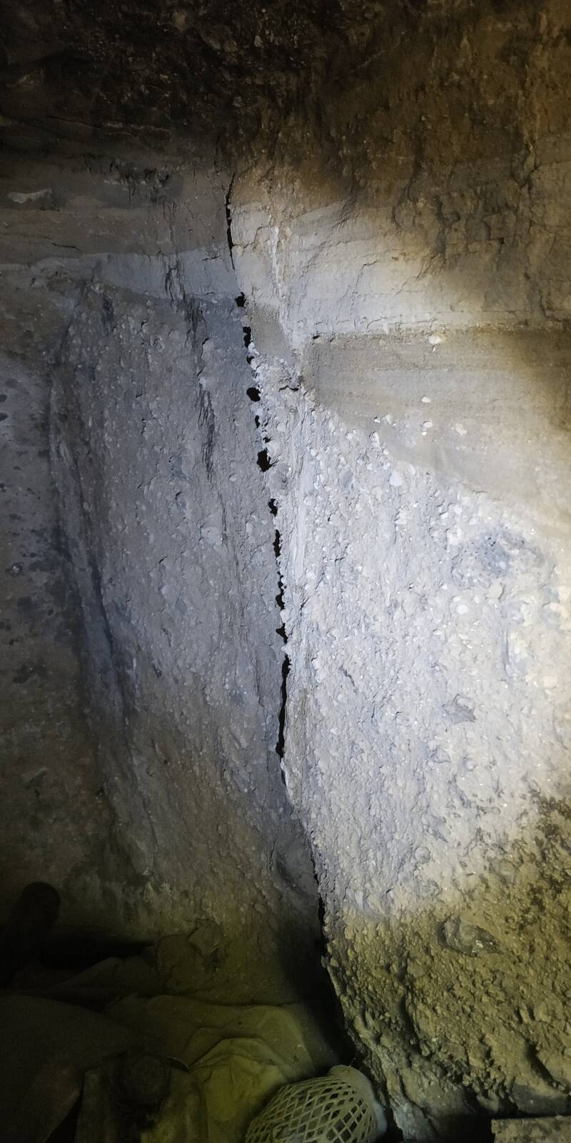 GROTTA A DUE NICCHIE CON PILASTRO CENTRALE: DETTAGLIO PILASTRO DIVISORIO CON STRIATURE