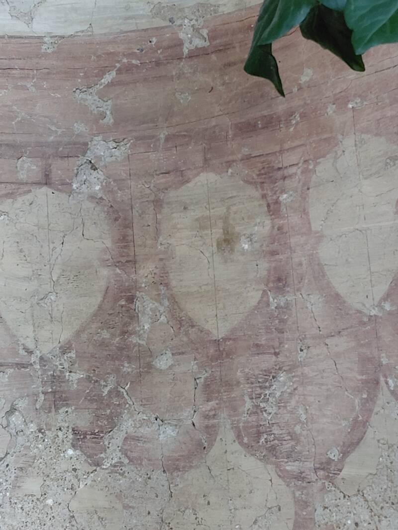 Castel di Piero, affresco con dettaglio della zoccolatura della nicchia