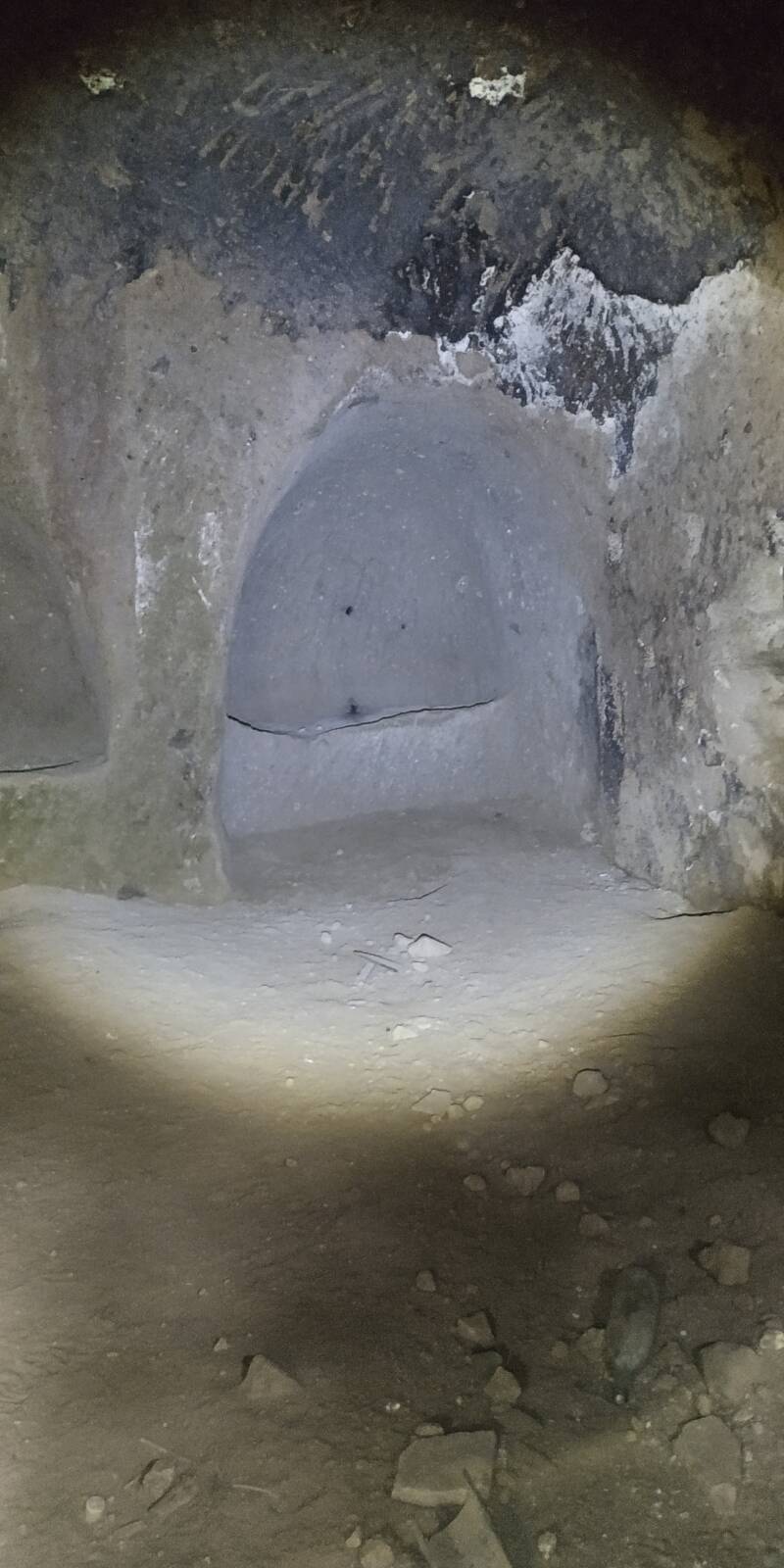 ARCOSOLIO GROTTE CON NICCHIE. "IL CIGLIO DI SCAVO-Dallo Strato Zero in Poi" SITO WEB A CURA DI ILARIA PETTINELLI