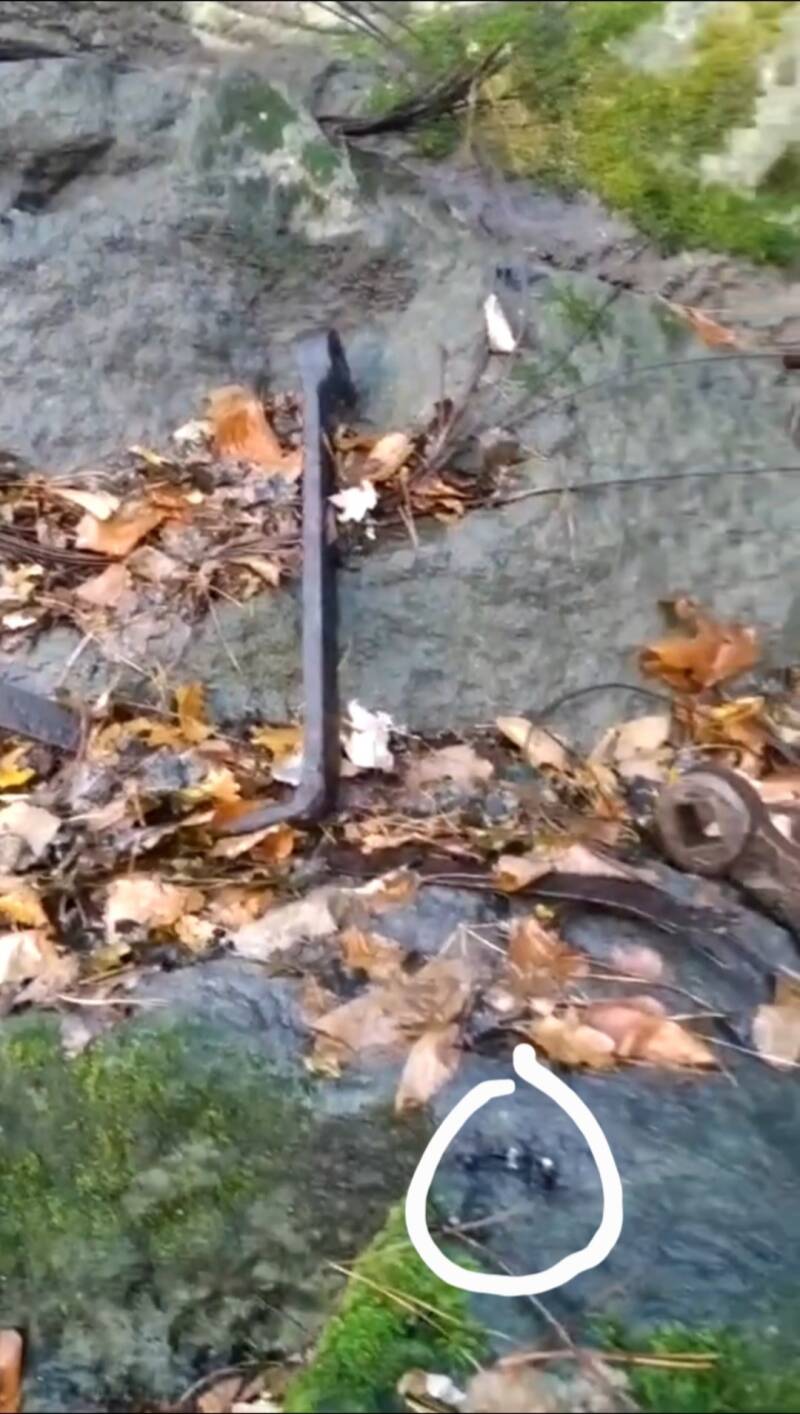Perni di ancoraggio sulla roccia presso Valle dell'Arcionello. 