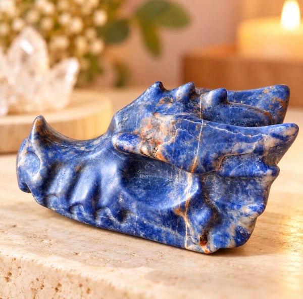 Sodaliet drakenkop – handgeslepen edelsteenbeeldje 10 cm
