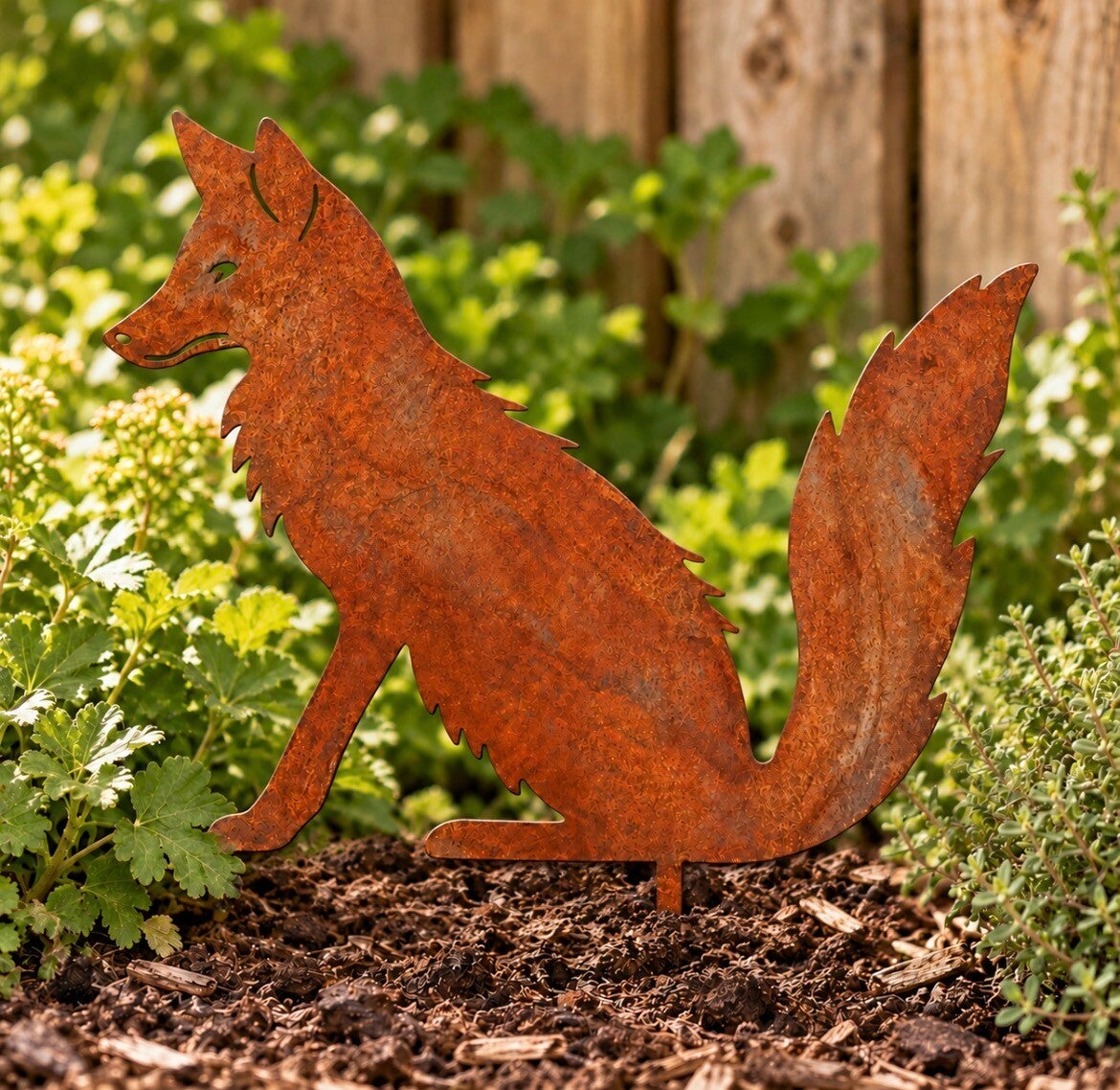 Roestkleurige vos op tuinsteker – 30 × 24 cm