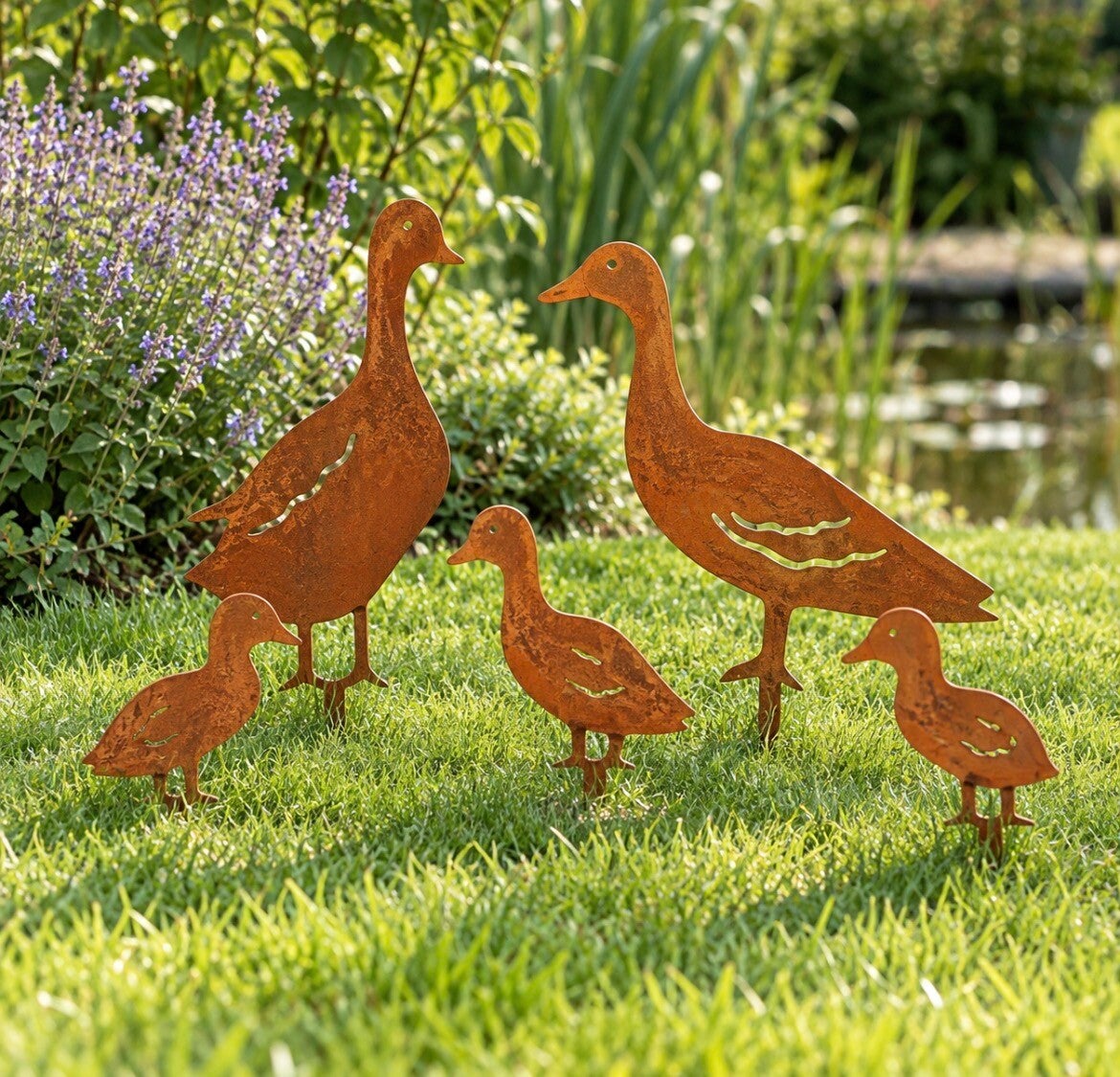 Set van 5 metalen ganzen op tuinsteker – roestlook
