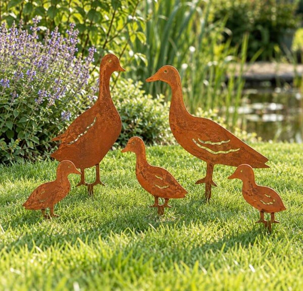 Set van 5 metalen ganzen op tuinsteker – roestlook