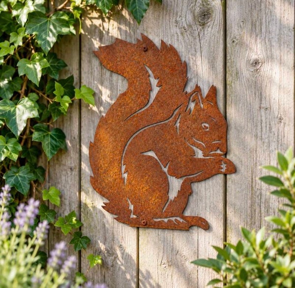 Metalen eekhoorn wanddecoratie – roestkleurig – 21 × 28 cm
