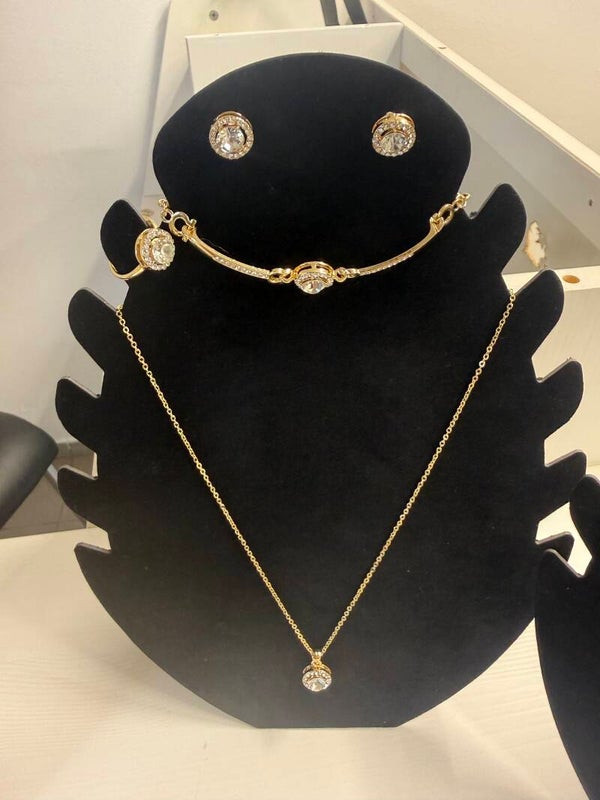Elegantes Edelstahl-Schmuckset – Gold mit funkelnden Schmucksteinen