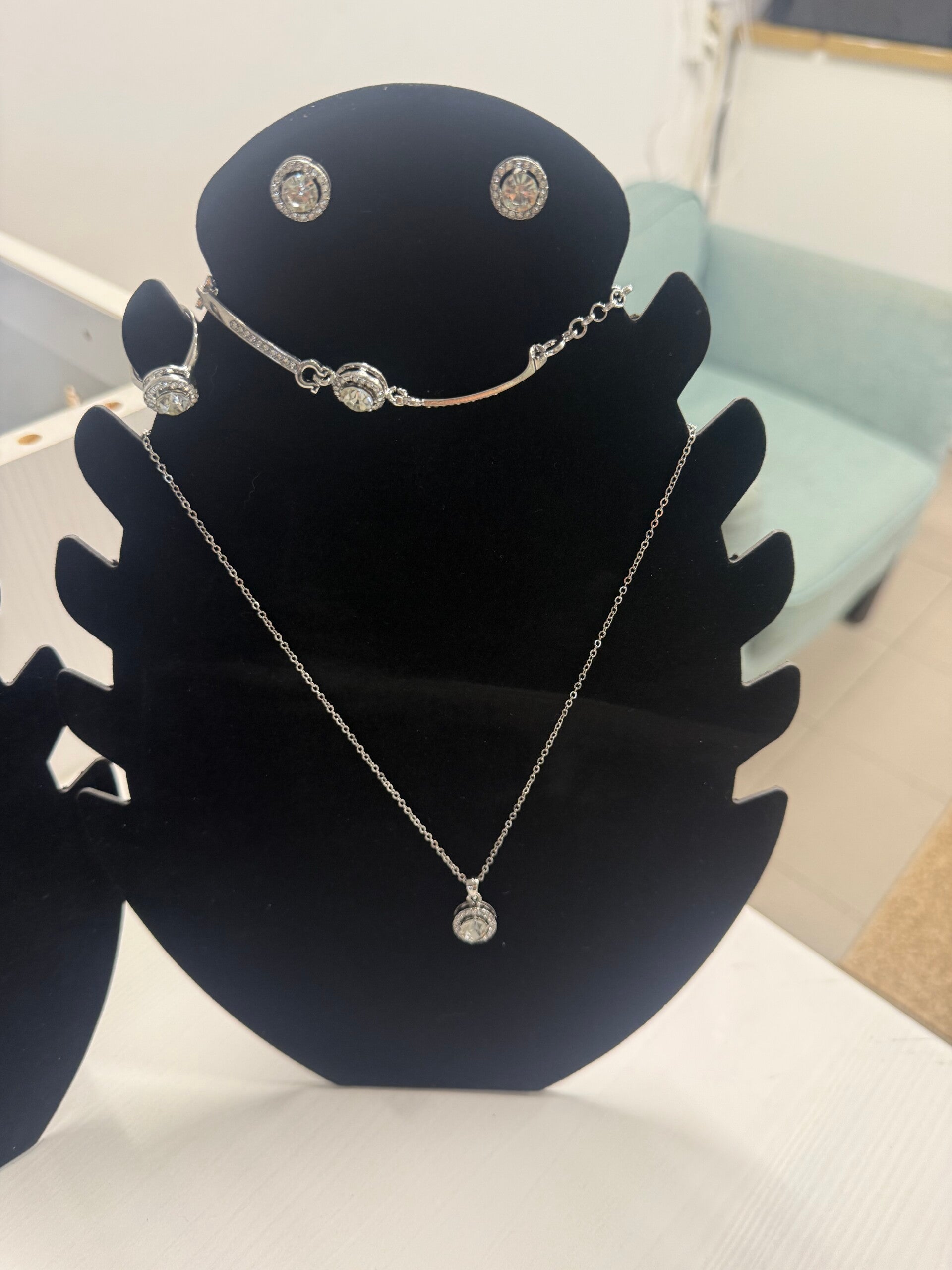 Elegantes Edelstahl-Schmuckset – Silber mit funkelnden Schmucksteinen
