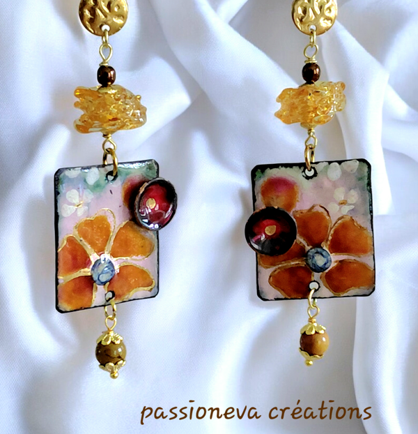 Boucles d'oreilles breloques émaillées et perles en verre filé.
