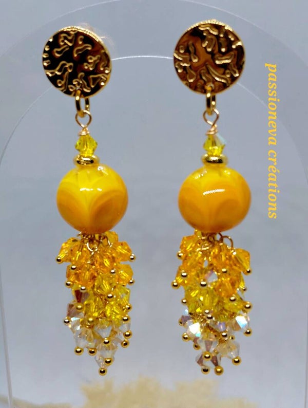 Boucles d'oreilles ton jaune perles en verre filé et swaroski.