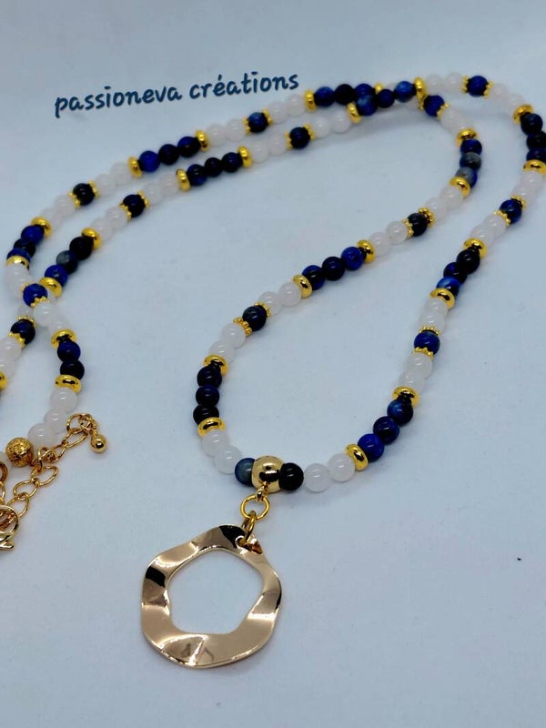 Collier ras de cou bleu blanc pendentif doré.