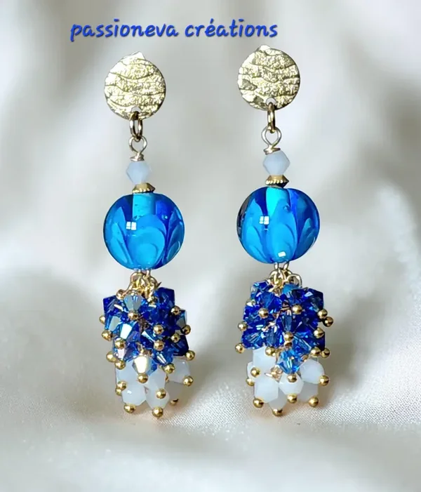 boucles d'oreilles perles en verre filé et perles swarovski tons bleus.
