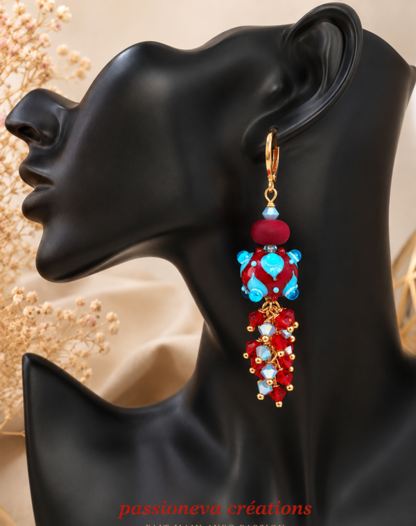 Boucles d'oreilles tons rouge et bleus perles en verre filé et swaroski.