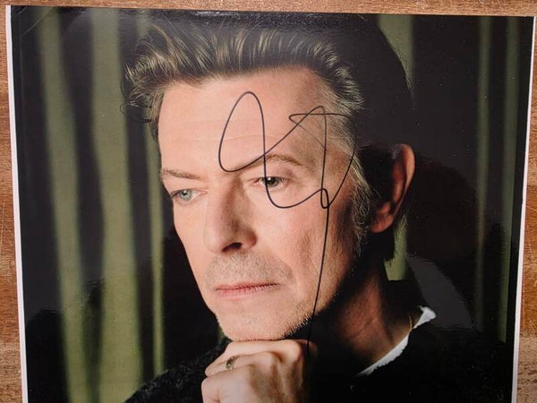 AUTOGRAPH SIGNATURE - DAVID BOWIE - PHOTO
