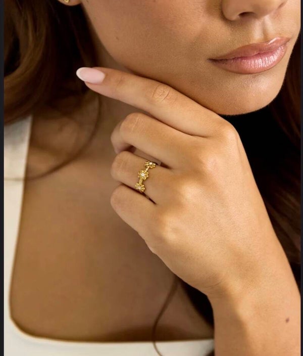Ring with minimalist flowers