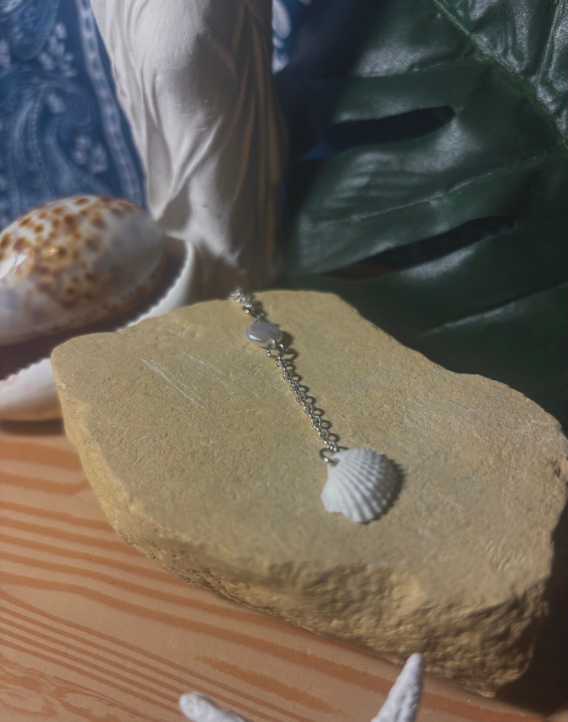 Cockle shell w/ faux pearl connector