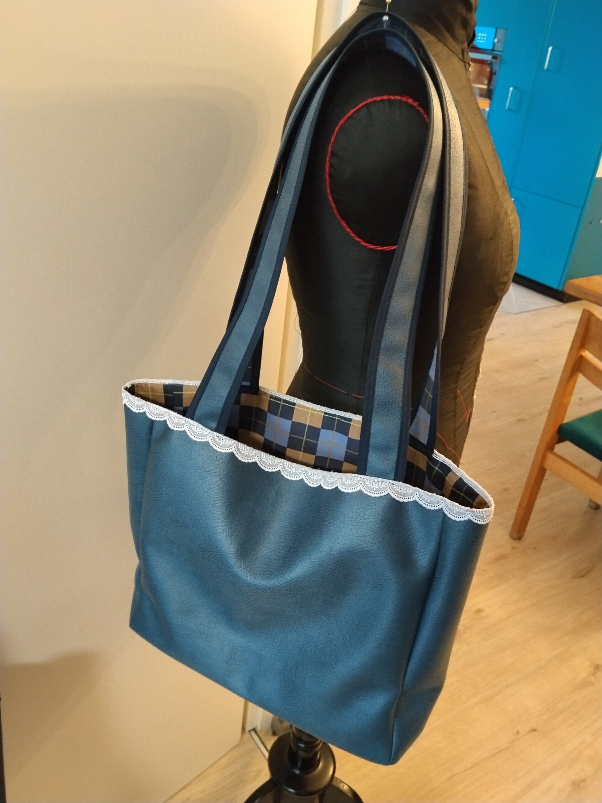Damen Shopper / Design-Tasche mit St. Galler Stickerei